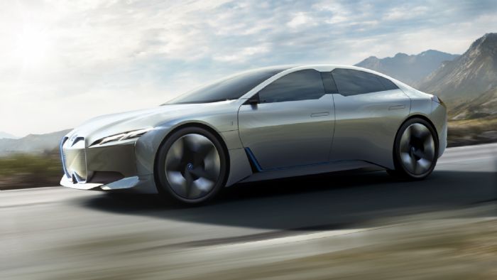 H BMW ανακοίνωσε πως η 5η γενιά ηλεκτροκινητήρων και μπαταριών που εξελίσσει, θα προσφέρει στα ηλεκτρικά οχήματα αυτονομία έως και 700 χλμ. (στην εικόνα το BMW i Vision Dynamics).