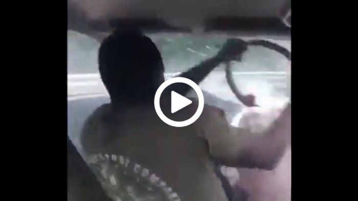 Έμεινε με το... τιμόνι στο χέρι