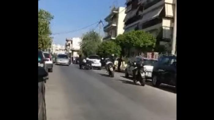 Πέρασε 3 κόκκινα μέρα μεσημέρι και έπεσε στα χέρια των αστυνομικών [video]