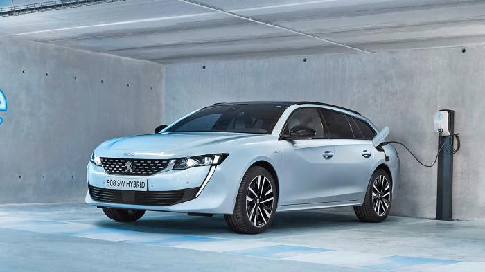 Η τιμή του Plug-In Hybrid Peugeot 508 SW ξεκινάει από τις 48.400 ευρώ για την έκδοση Allure Plus και από τις 51.400 ευρώ για την έκδοση GT