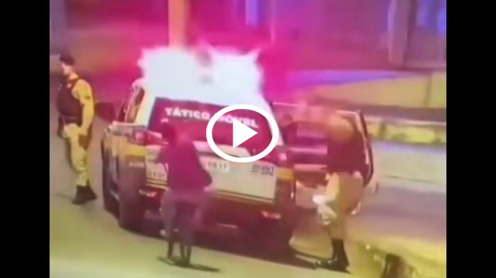 Ποδηλάτης σπάει περιπολικό μπροστά σε αστυνομικούς [video]