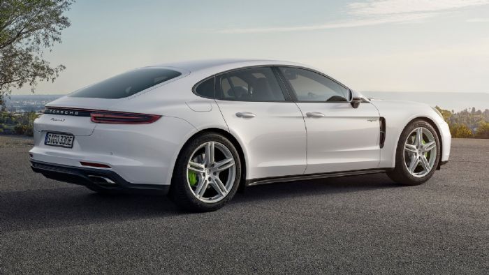 H Porsche παρουσίασε την υβριδική, επαναφορτιζόμενη έκδοση της νέας Panamera η οποία μπορεί να κινηθεί αποκλειστικά με ηλεκτρική ενέργεια για 50 χιλιόμετρα.