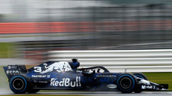Όταν ο Daniel Ricciardo έβλεπε την Red Bull να παρουσιάζει το νέο της μονοθέσιο, σίγουρα δεν υπολόγιζε η πρώτη του γνωριμία με το RB14 να συνοδευόταν από ένα τρακάρισμα.