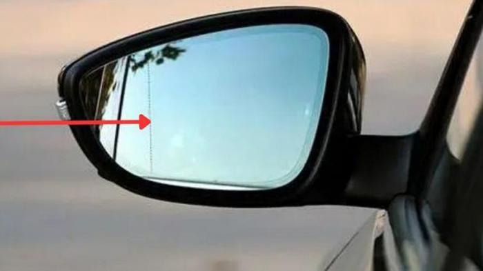 Σε τι βοηθάει η διακεκομμένη γραμμή στους καθρέφτες του αυτοκινήτου; 
