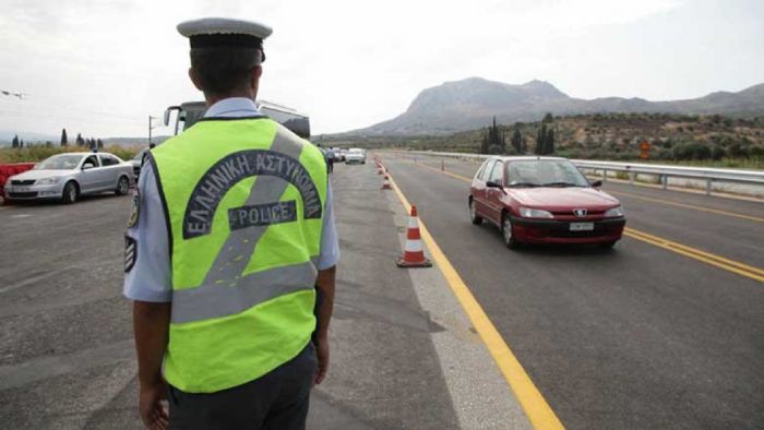 Από 686 συνεργεία Τροχαίας που συγκροτήθηκαν, ελέγχθηκαν 17.923 οχήματα και βεβαιώθηκαν 5.980 παραβάσεις για υπέρβαση του ορίου ταχύτητας.