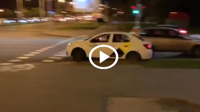 Ταξιτζής καβάτζωσε διαδηλωτή που κυνηγούσε η αστυνομία [video] 
