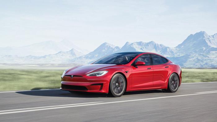 Το κορυφαίο Tesla ever, Model S Plaid, έχει ισχύ 1.100 ίππων, επιταχύνει στα 0-400 σε μόλις 9 δευτερόλεπτα, πιάνει τελική ταχύτητα 320 χλμ./ώρα, ενώ με μία φόρτιση εξασφαλίζει αυτονομία 836 χιλιομέτρων. 