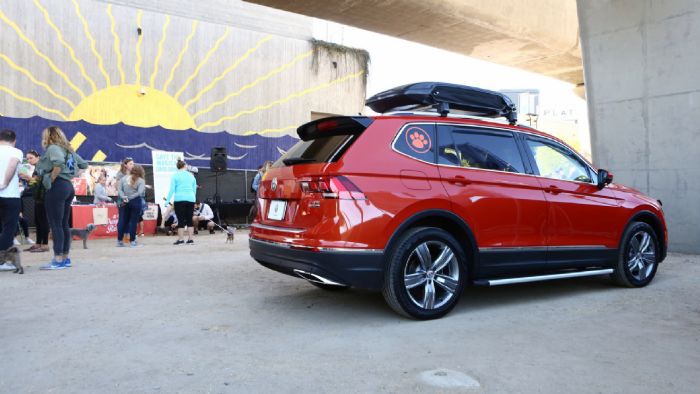 Η Volkswagen παρουσίασε το πρωτότυπο Tiguan Accessories στη φιλανθρωπική εκδήλωση «Wags, Wheels & Waffles» στην Καλιφόρνια. Λόγος γίνεται για ένα φιλικό προς τα κατοικίδια όχημα που στηρίζεται στο επτ