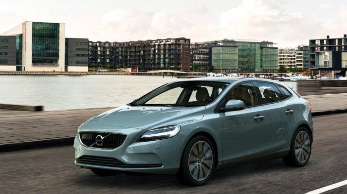      Volvo V40.