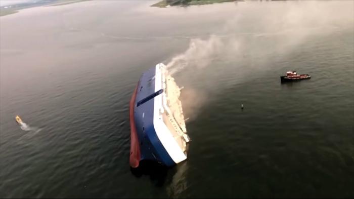 Νέο ναυάγιο στέλνει 4.000 αυτοκίνητα στο βυθό (+Video)