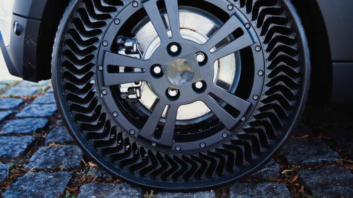 Όπως αναφέρει η Michelin, τα τρυπήματα, οι ζημιές στα πλευρικά τοιχώματα και η ακανόνιστη, πρόωρη φθορά λόγω λανθασμένης πίεσης αέρα, κοστίζει ετησίως πάνω από 200 εκατομμύρια ελαστικά. Όπως αναφέρει η Michelin, τα τρυπήματα, οι ζημιές στα πλευρικά τοιχώματα και η ακανόνιστη, πρόωρη φθορά λόγω λανθασμένης πίεσης αέρα, κοστίζει ετησίως πάνω από 200 εκατομμύρια ελαστικά.