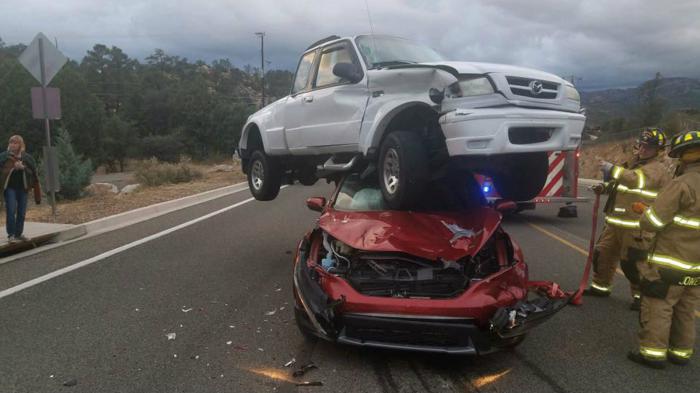 Ένα pick-up της Mazda βρέθηκε πάνω στην οροφή ενός Honda, με τα δύο αυτοκίνητα να συνθέτουν την κατάληξη μιας σειράς ατυχημάτων.