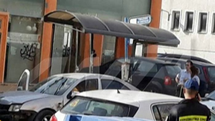 Ι.Χ έπεσε πάνω σε στάση λεωφορείου