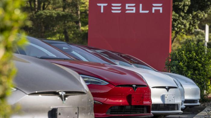 H αυτόνομη οδήγηση της Tesla πέφτει πάνω στα πεζοδρόμια!  