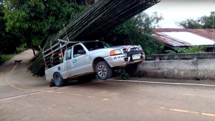 Σούζα το Pick-up σε ανάβαση γέφυρας...