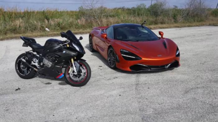 Μία μοτοσυκλέτα BMW S1000RR είπε να μετρήσει το «ανάστημά» της απέναντι σε μία McLaren 720S, όχι μία αλλά έξι φορές.