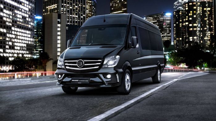To Mercedes Sprinter είναι χρόνια στην αγορά και αποτελεί ένα από τα πλέον επιτυχημένα βαν. Αυτή τη φορά θα το δούμε μεταμορφωμένο, καθώς η Brabus θέλησε να το κάνει συνεδριακό κέντρο με... ρόδες.