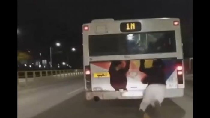 «Παίζουν» με τα λεωφορεία του ΟΑΣΘ με κίνδυνο της ζωή τους [video]