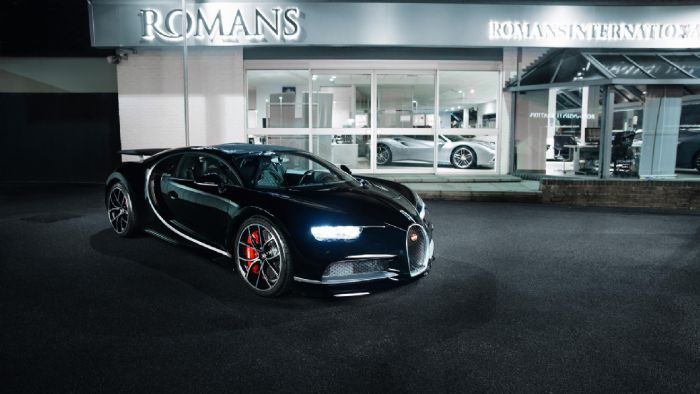 Η μαύρη Bugatti Chiron είναι η πρώτη μεταχειρισμένη που πωλείται στη Μ. Βρετανία και έχει διανύσει μόλις 10.000 μίλια (16.100 χλμ.). Βρίσκεται στον έμπορο Romans International στο Σάρρεϋ και τιμάται σ