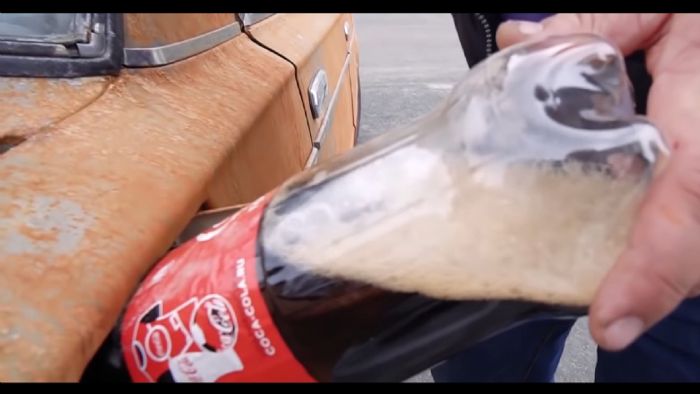 Τι θα συμβεί αν βάλεις Coca Cola στο ρεζερβουάρ? [video]