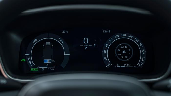 Στην EV Mode λειτουργία κίνησης, η Corolla Cross πηγαίνει αμιγώς ηλεκτρικά και «ρίχνει» ακόμη περισσότερο την κατανάλωσή της. 