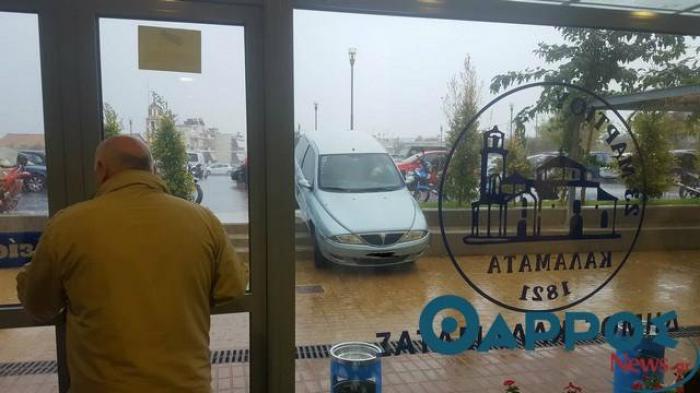 Ένας άνδρας ενώ προσπαθούσε να κάνει μανούβρες στο parking του Δημαρχείου, έχασε τον έλεγχο του αυτοκινήτου και κατέληξε στα σκαλιά. 