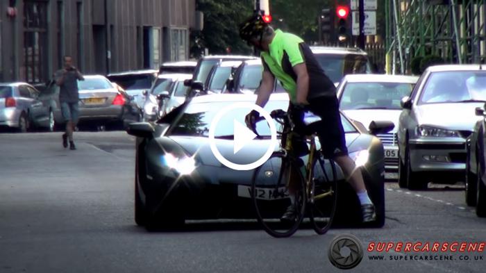 Έκλεισε επίτηδες το δρόμο της Lamborghini με το ποδήλατο! [video]