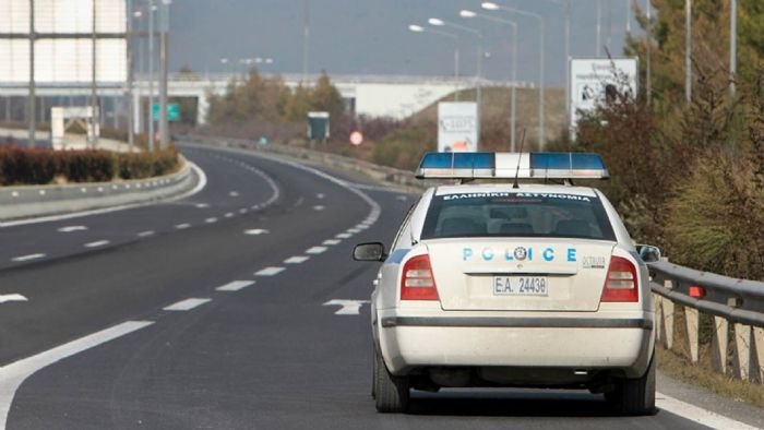 Η ΕΛ.ΑΣ διέκοψε την κίνηση των οχημάτων σε καίριους κόμβους για να αποφευχθεί το ενδεχόμενο κάποιου τροχαίου ατυχήματος και στην συνέχεια άρχισε να καταδιώκει τον οδηγό.