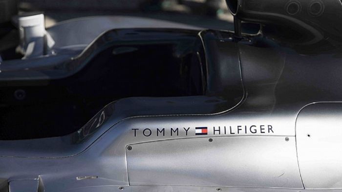 Η Τοmmy Hilfiger θα αναπληρώσει το κενό που άφησε η Hugo Boss με την αποχώρηση της.