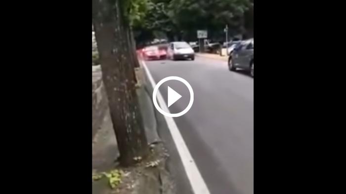 Ferrari τρακάρει με Twingo που μπήκε στο διάβα της [video]