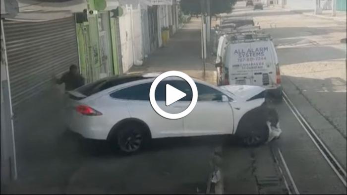 Για όλα φταίνει οι οδηγοί... όχι τα Tesla [video]