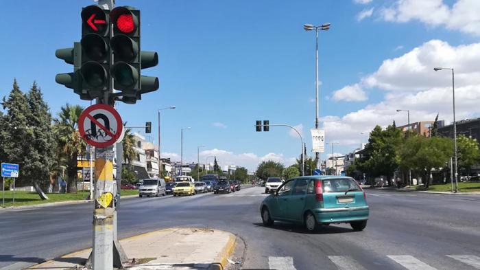 Πρόστιμο 700 ευρώ για σφήνα στο φανάρι