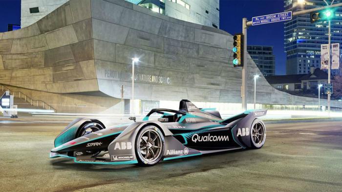 Περισσότερα από 300 χλμ./ώρα θα μπορεί να πιάσει το νέο ηλεκτρικό μονοθέσιο της Formula E, με το οποίο θα διαγωνιστούν οι ομάδες στο νέο πρωτάθλημα.