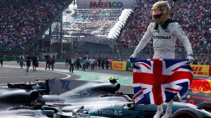 Το βλέμμα του και την προσοχή του προς το 5ο του πρωτάθλημα φαίνεται πως έχει στρέψει ο Lewis Hamilton.