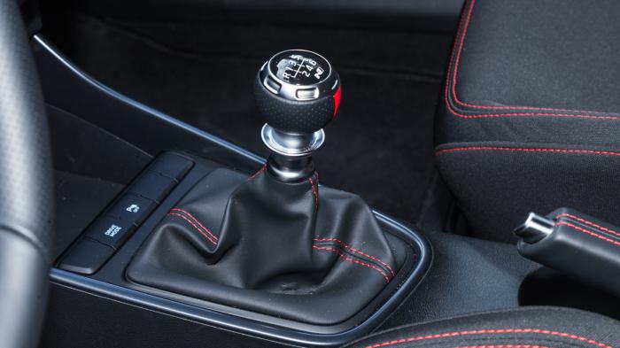 Το iMT χειροκίνητο κιβώτιο της Hyundai (Intelligent Manual Transmission) έχει έναν ηλεκτρονικά ελεγχόμενο συμπλέκτη, μέσω του οποίου το σύστημα start & stop σβήνει τον κινητήρα, ανεξάρτητα αν υπάρχει επιλεγμένη σχέση στο κιβώτιο.
Το iMT χειροκίνητο κιβώτιο της Hyundai (Intelligent Manual Transmission) έχει έναν ηλεκτρονικά ελεγχόμενο συμπλέκτη, μέσω του οποίου το σύστημα start & stop σβήνει τον κινητήρα, ανεξάρτητα αν υπάρχει επιλεγμένη σχέση στο κιβώτιο.