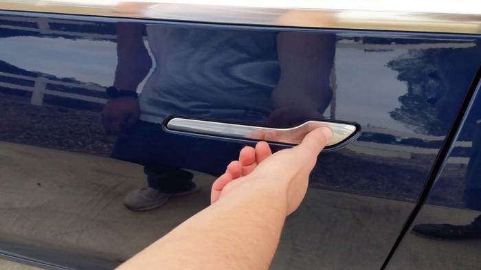 Κάτοχοι Tesla εγκαθιστούν kits χειροκίνητου ανοίγματος πόρτας