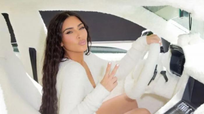 Ο ορισμός του cringe: η Kim Kardashian έντυσε με γούνα την Lamborghini της