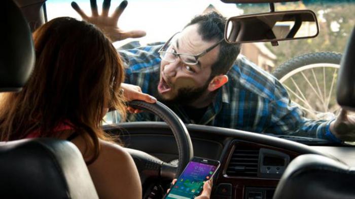 Μιλάς στο κινητό; Οδηγείς χειρότερα κι από μεθυσμένο!