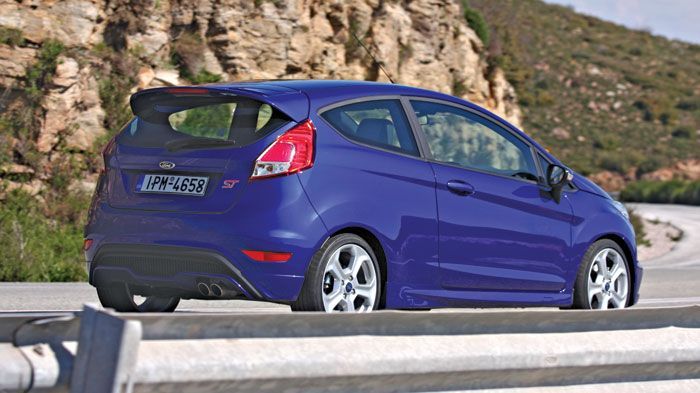 Το Fiesta ST προσφέρει καυτές επιδόσεις και πραγματικά σπορτίφ οδική συμπεριφορά. Το Fiesta ST προσφέρει καυτές επιδόσεις και πραγματικά σπορτίφ οδική συμπεριφορά.