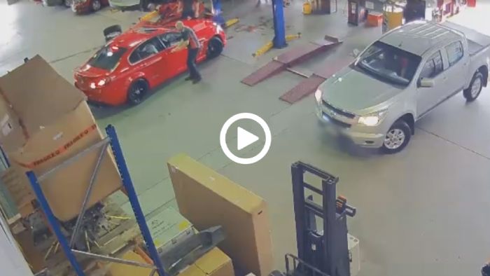 Θρασύτατο κλεφτρόνι κλέβει από συνεργείο, αυτοκίνητο πελάτη [video]