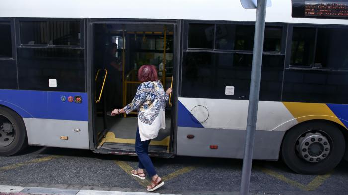 Καλοκαίρι στην Ελλάδα & αστικά λεωφορεία 1 πόρτας: Ποιος το σκέφτηκε;