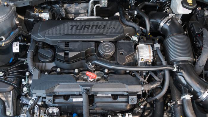 Στο Hyundai Tucson βρίσκουμε έναν turbo τετρακύλινδρο Mild Hybrid κινητήρα 1,6 λίτρων, ο οποίος αποδίδει 150 ίππους και καίει 8,5 λίτρα/100 χλμ