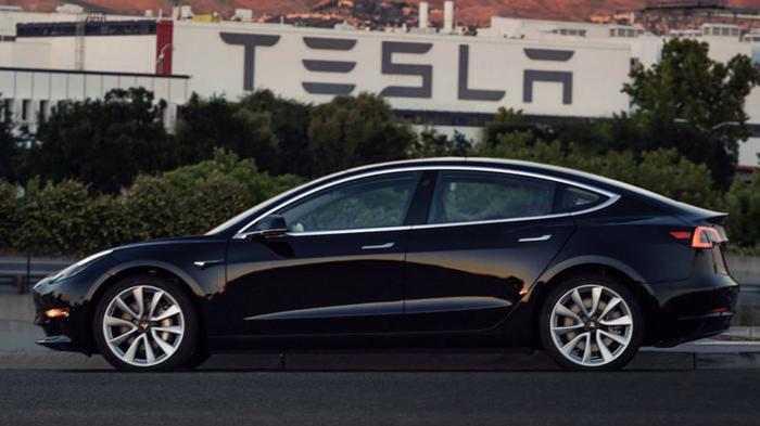 To Tesla Model 3 θα προσφέρεται σε δύο εκδόσεις, την βασική και την Long Range.