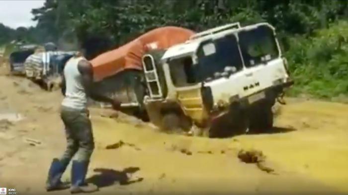 Μία από τις πιο εντυπωσιακές off-road διαδρομές που έχουμε δει ποτέ μας χάρισαν τα φορτηγά του Ερυθρού Σταυρού.