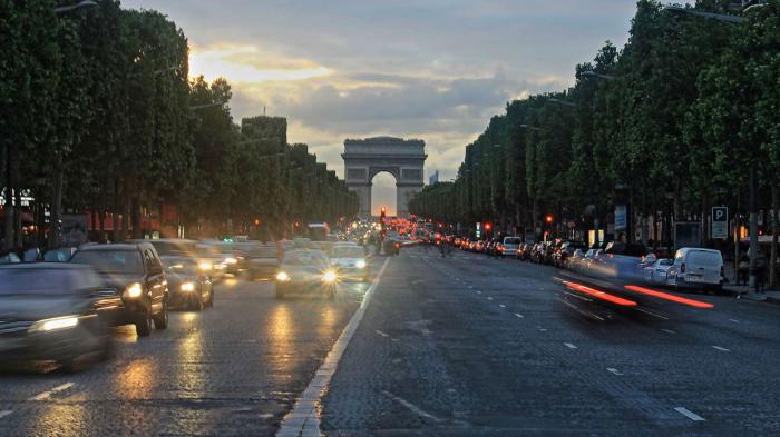 Παρίσι: Θέλει να διώξει τα βαριά ΙΧ αυξάνοντας τα τέλη στάθμευσης