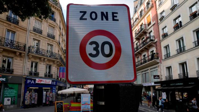 Στο κέντρο ιστορικών πόλεων της Ευρώπης έχει καθιερωθεί όριο ταχύτητας οχημάτων στα 30 χλμ./ώρα. Στο κέντρο ιστορικών πόλεων της Ευρώπης έχει καθιερωθεί όριο ταχύτητας οχημάτων στα 30 χλμ./ώρα.
