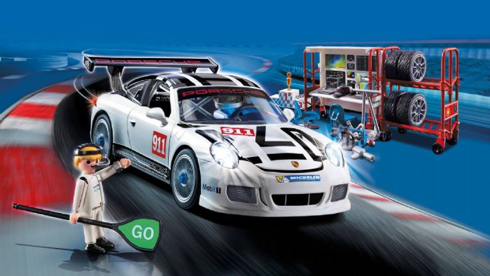 Η Playmobil αποφάσισε να προσφέρει την χαρά και τον ενθουσιασμό των αγωνιστικών αυτοκινήτων της Porsche σε παιδιά ηλικίας έως και τεσσάρων ετών.