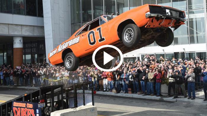 Έκανε πραγματικό άλμα με Dukes General Lee Charger [video]