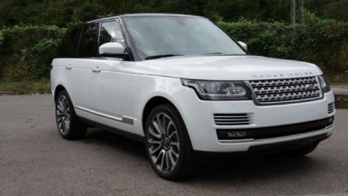 Το συγκεκριμένο Range Rover έχει πλούσιο εξοπλισμό και είναι πετρελαιοκίνητο. 