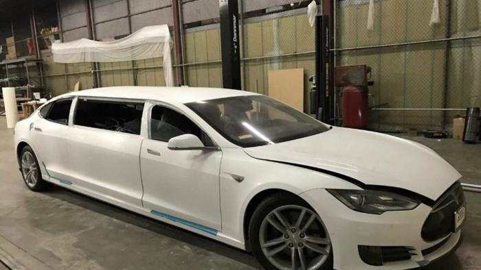 Ένα από αυτά είναι βασισμένο πάνω σε ένα Model S του 2015 και πρόκειται ουσιαστικά για μια λιμουζίνα χωρητικότητας 6 επιβατών σε άσπρο χρώμα που συχνά χαρακτηρίζει τα αυτοκίνητα της κατηγορίας.